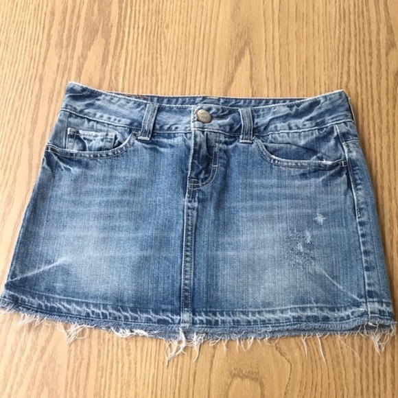 ❇️3/$30❇️ American Eagle Distressed Denim Fray Hem Jean Mini Skirt. Size: 10 - Picture 1 of 11